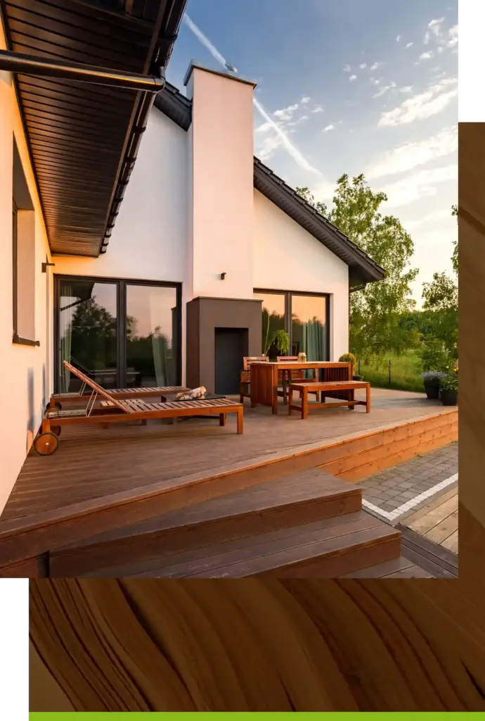 Terrasse aus Holz mit einer Sitzgruppe aus Holz und zwei Sonnenliegen