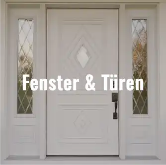 weiß lackierte Holztür mit Intarsien und Fenstern