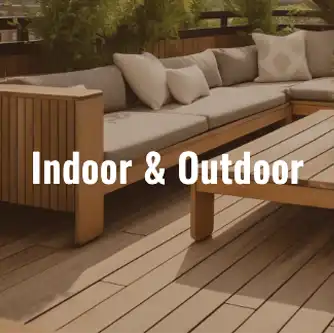 Holzdeck Terrasse mit Loungemöbeln aus hellem Holz
